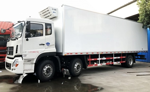 東風天錦小三軸前四后四9.6米冷藏車