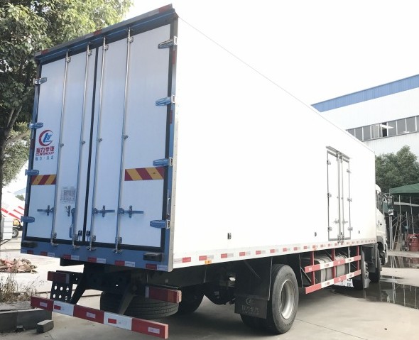 東風天錦小三軸前四后四9.6米冷藏車