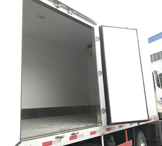 東風天錦小三軸前四后四9.6米冷藏車