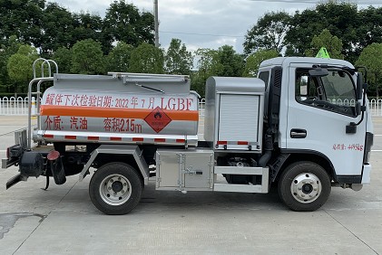 國(guó)六東風(fēng)多利卡藍(lán)牌加油車多方位圖片