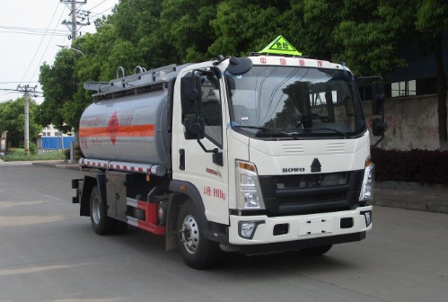 重汽豪沃悍將5噸油罐車