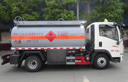 重汽豪沃悍將5噸油罐車