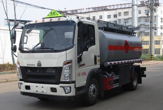 重汽豪沃悍將5噸油罐車