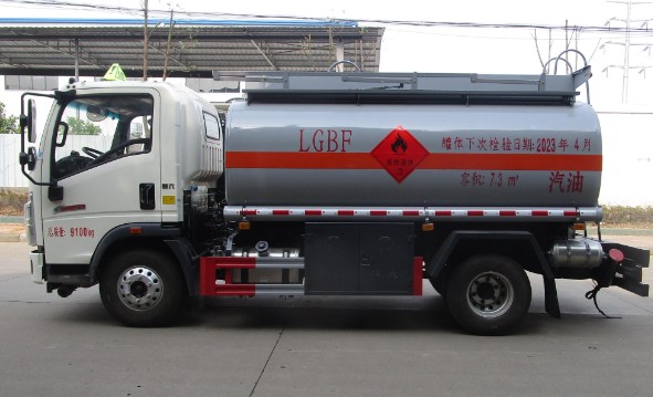 重汽豪沃悍將5噸油罐車